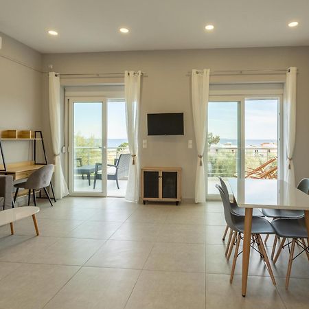 Blue Waves Luxury Suites By The Sea Plomari Exterior photo