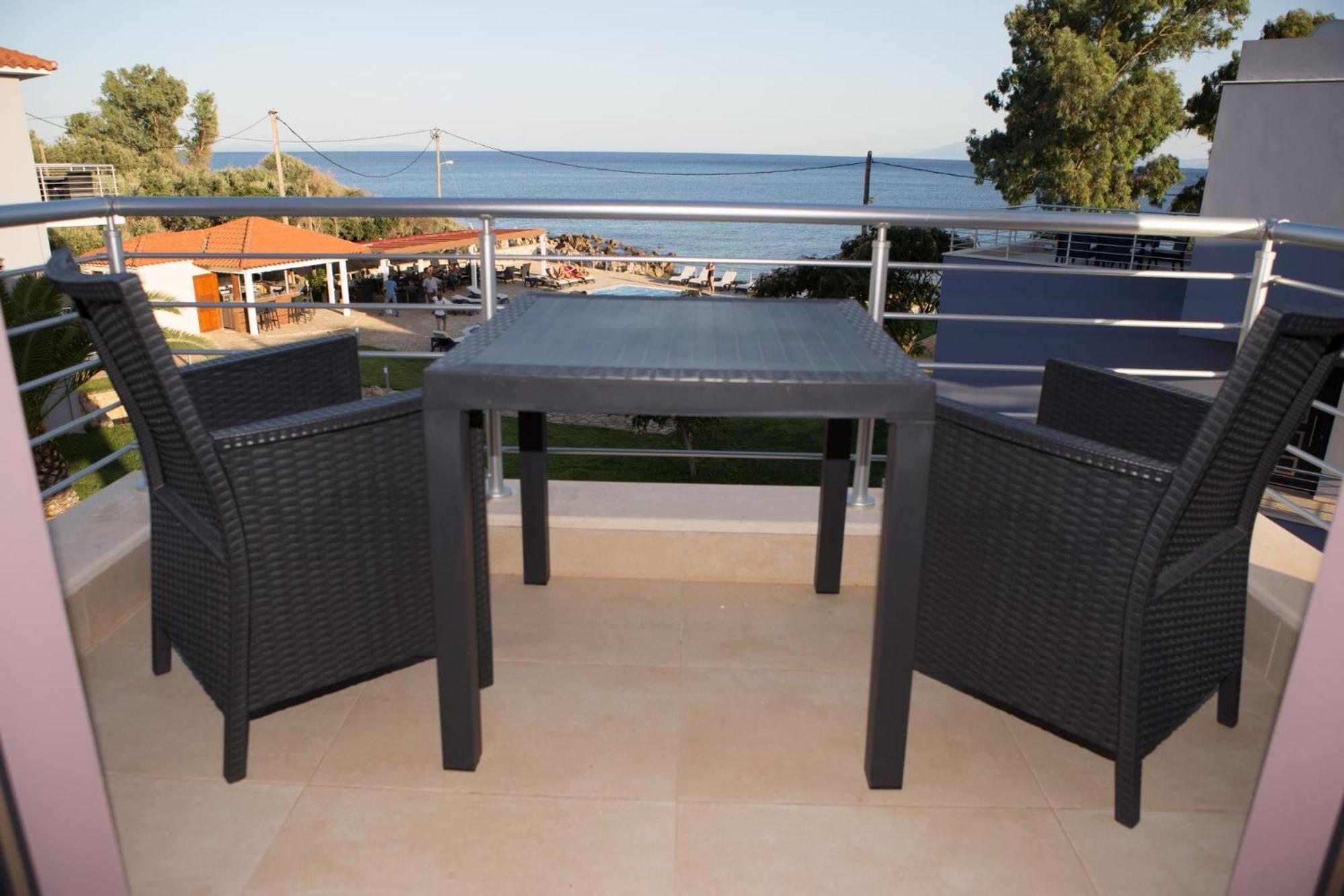 Blue Waves Luxury Suites By The Sea Plomari Exterior photo