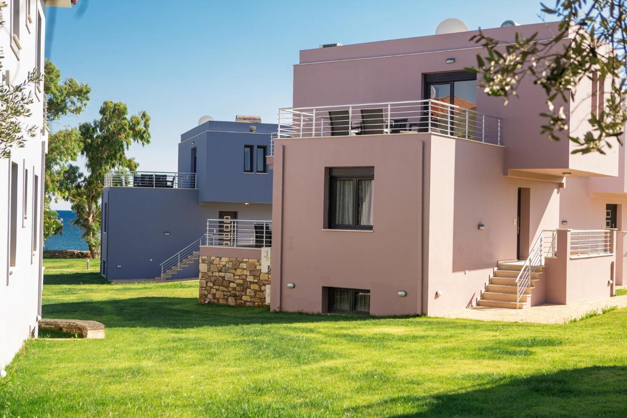 Blue Waves Luxury Suites By The Sea Plomari Exterior photo