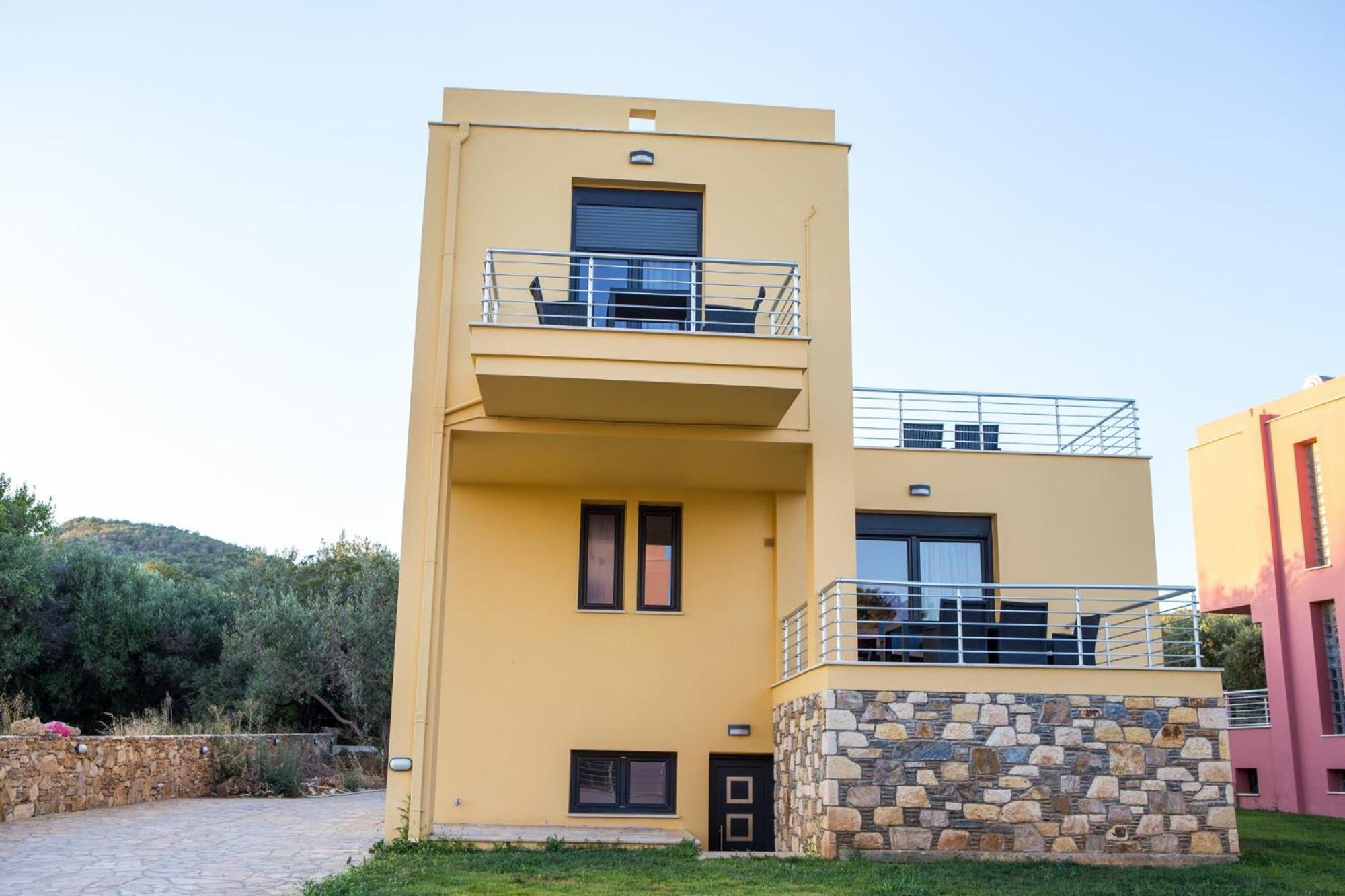 Blue Waves Luxury Suites By The Sea Plomari Exterior photo