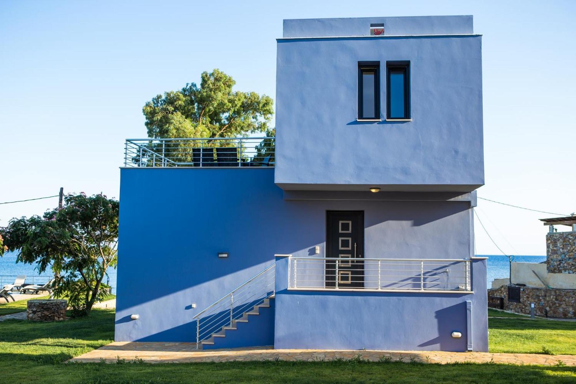Blue Waves Luxury Suites By The Sea Plomari Exterior photo
