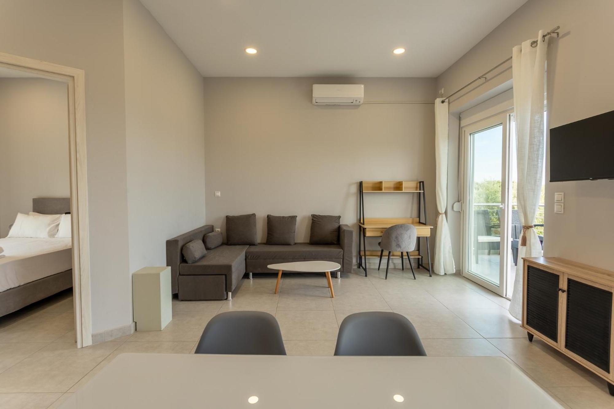 Blue Waves Luxury Suites By The Sea Plomari Exterior photo