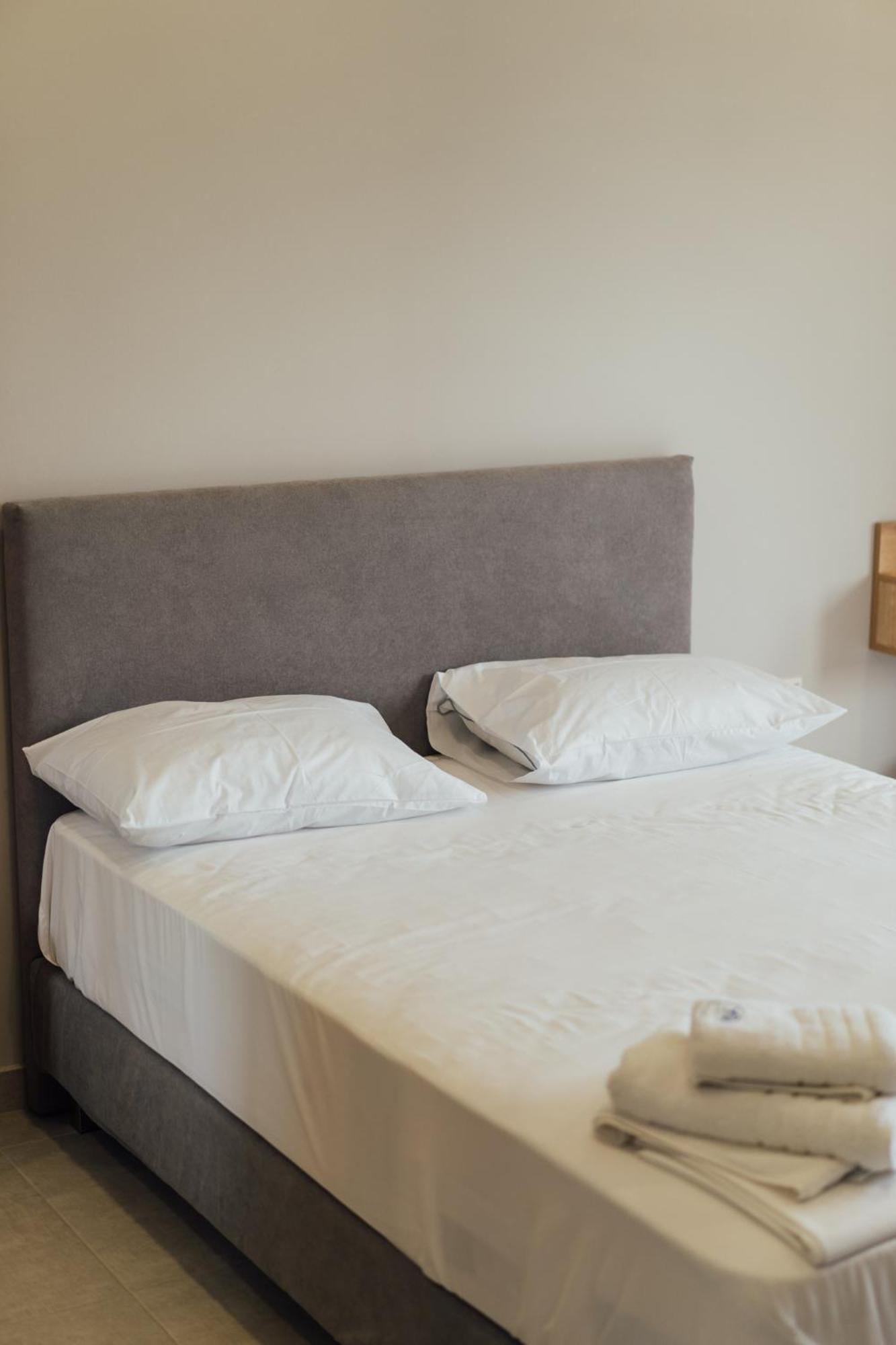 Blue Waves Luxury Suites By The Sea Plomari Exterior photo