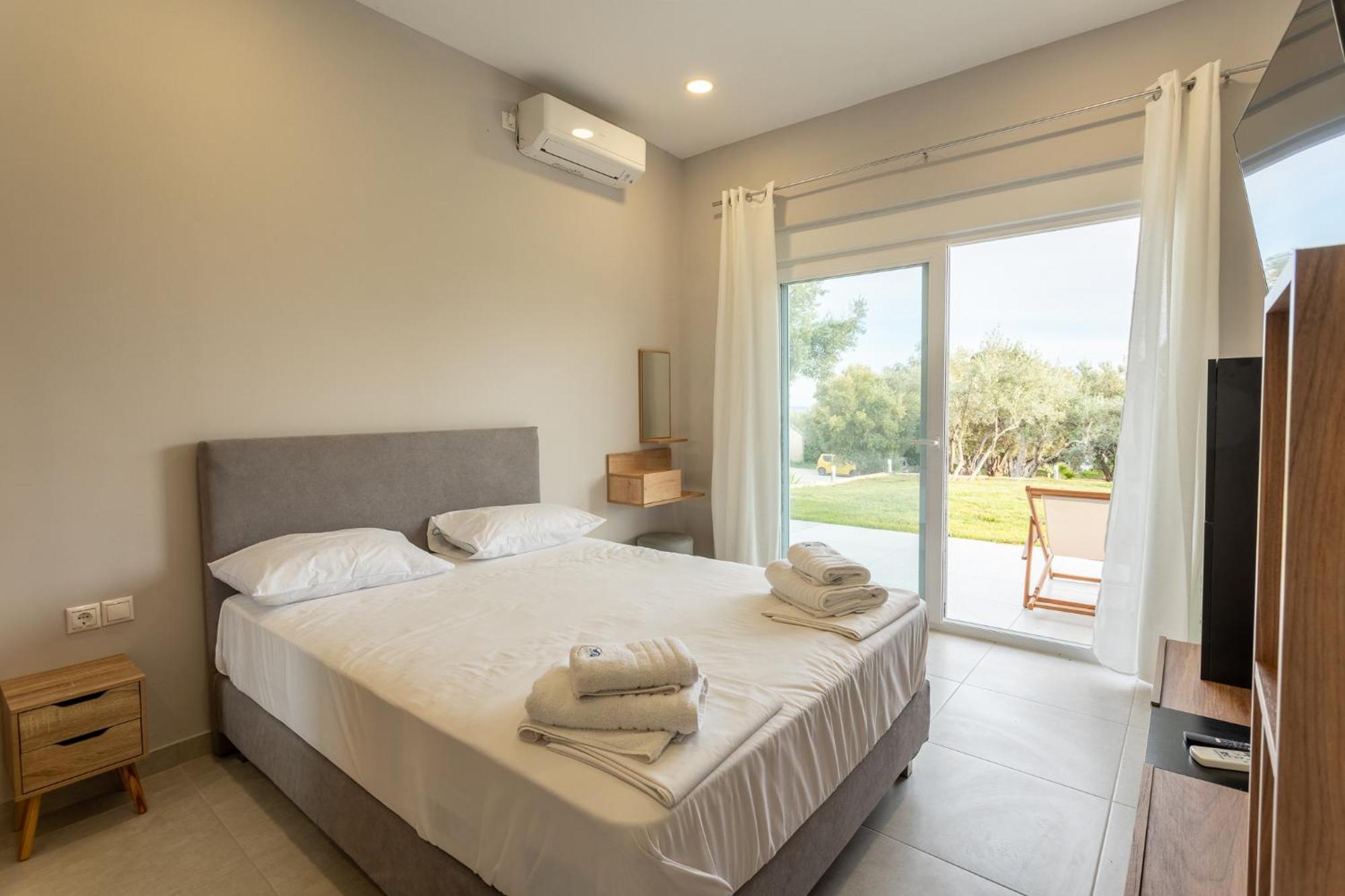 Blue Waves Luxury Suites By The Sea Plomari Exterior photo