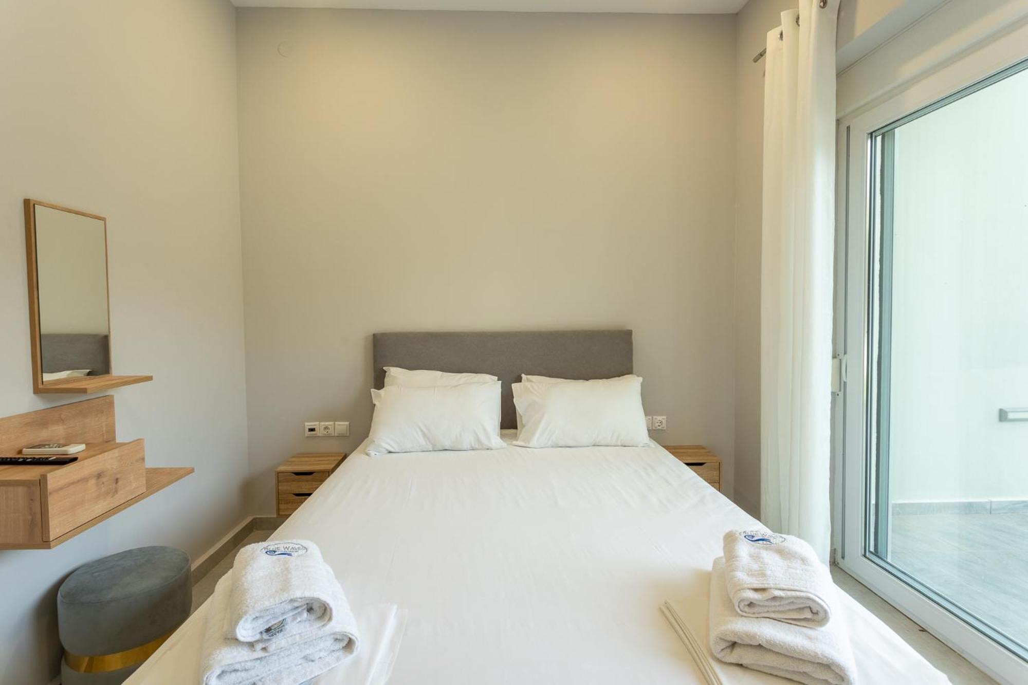 Blue Waves Luxury Suites By The Sea Plomari Exterior photo