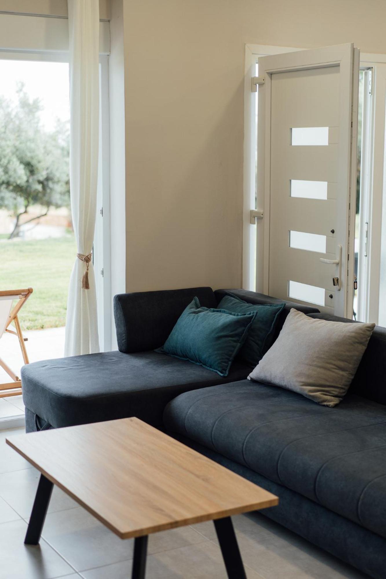 Blue Waves Luxury Suites By The Sea Plomari Exterior photo