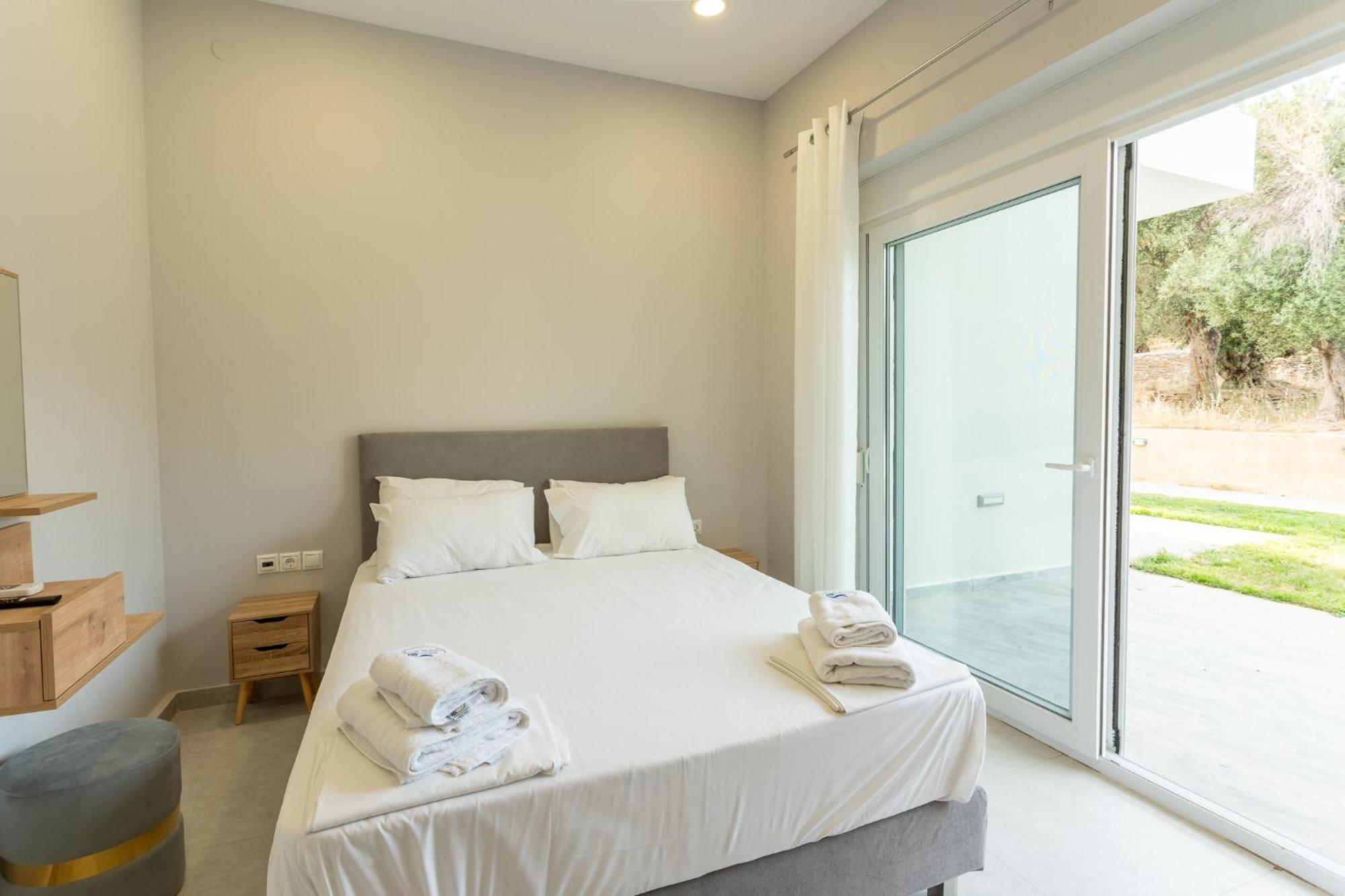 Blue Waves Luxury Suites By The Sea Plomari Exterior photo