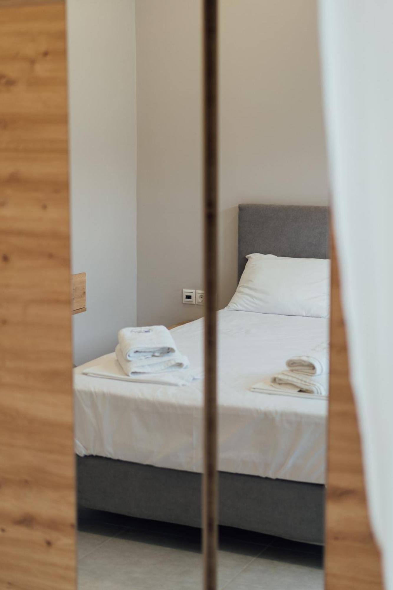 Blue Waves Luxury Suites By The Sea Plomari Exterior photo