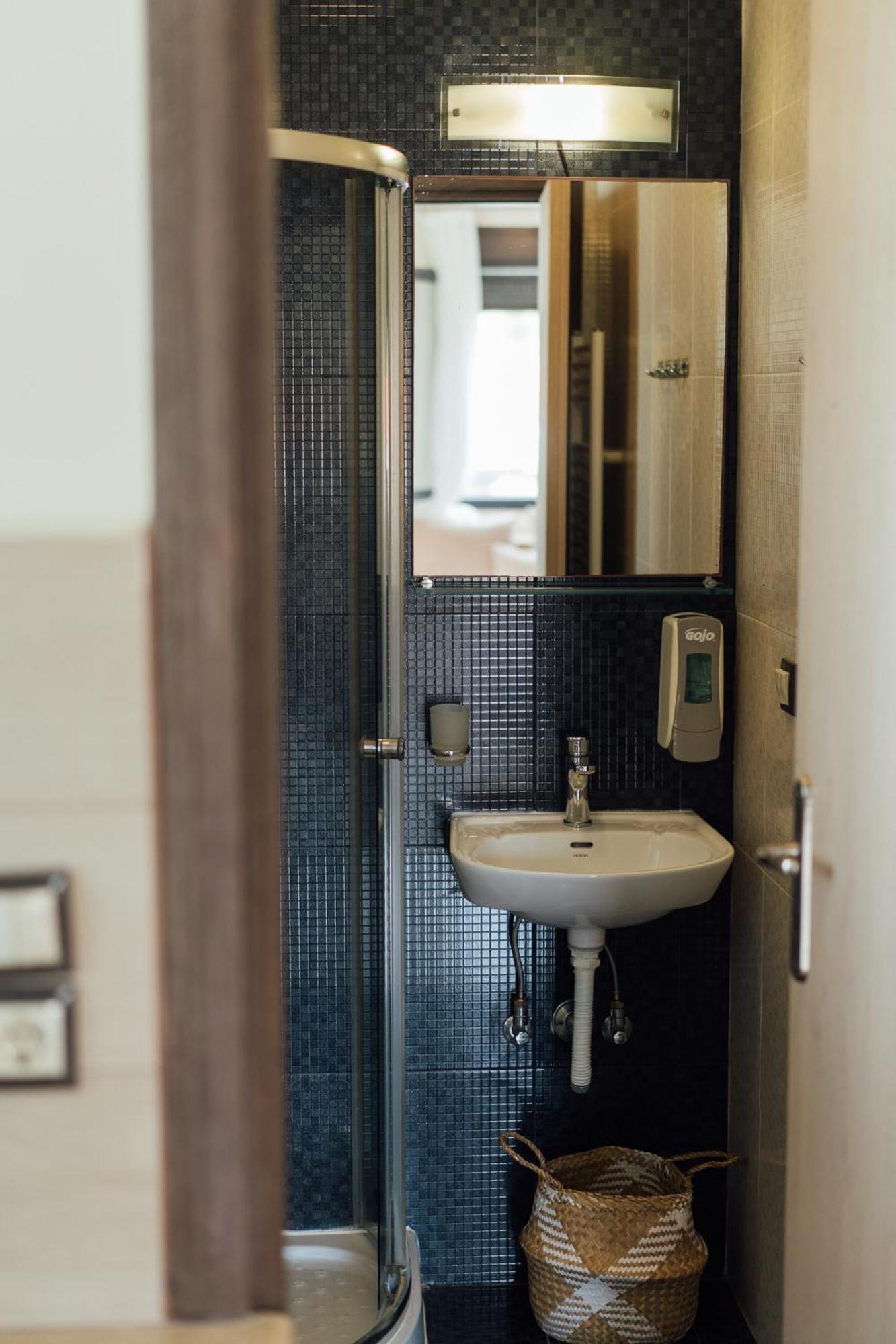 Blue Waves Luxury Suites By The Sea Plomari Exterior photo