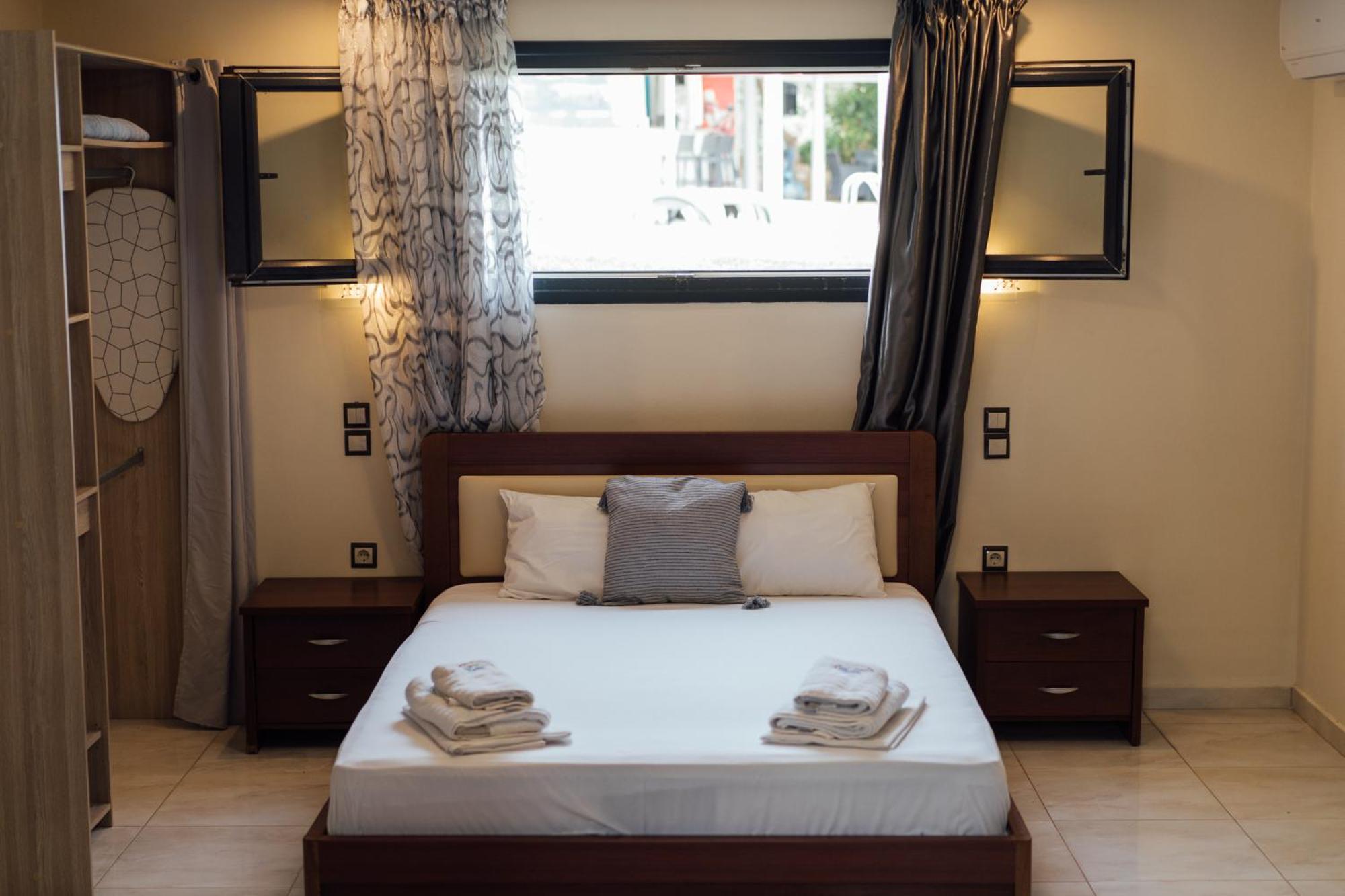 Blue Waves Luxury Suites By The Sea Plomari Exterior photo