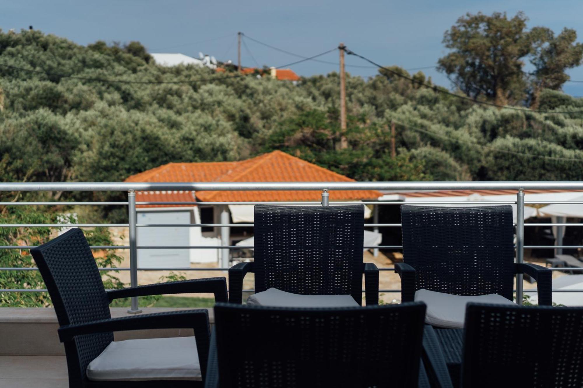 Blue Waves Luxury Suites By The Sea Plomari Exterior photo