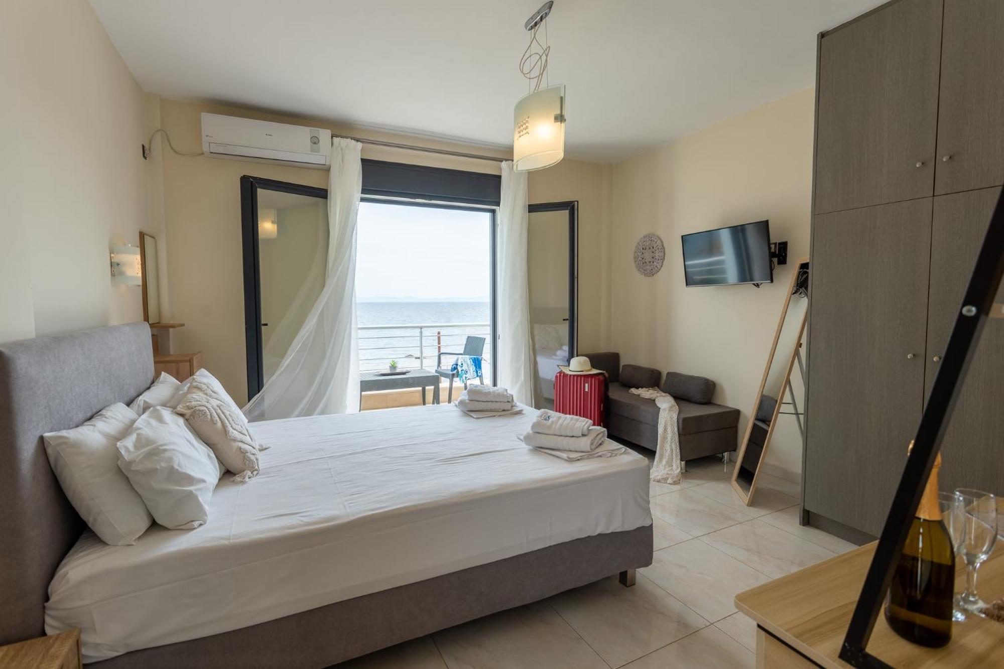 Blue Waves Luxury Suites By The Sea Plomari Exterior photo
