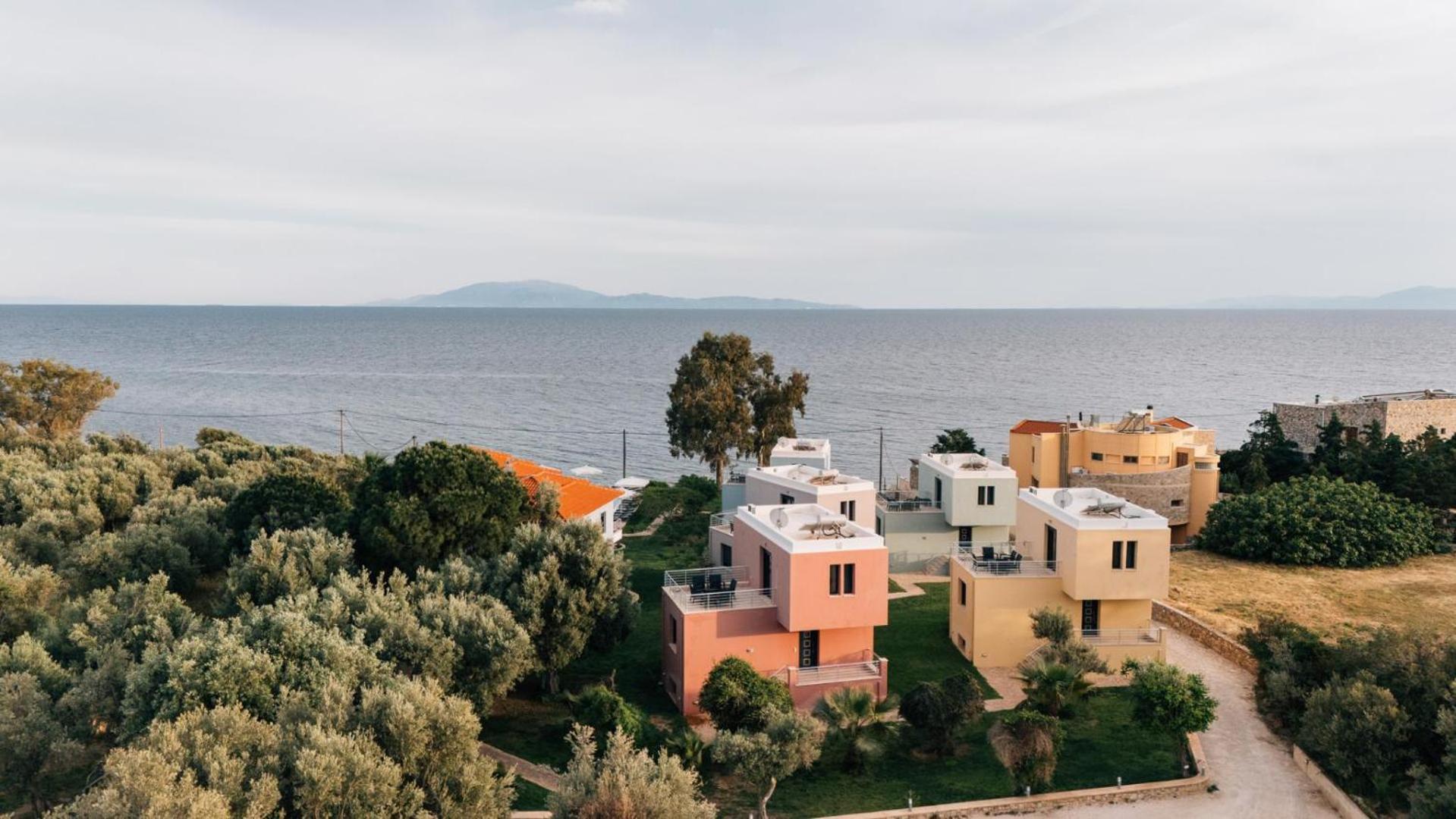 Blue Waves Luxury Suites By The Sea Plomari Exterior photo