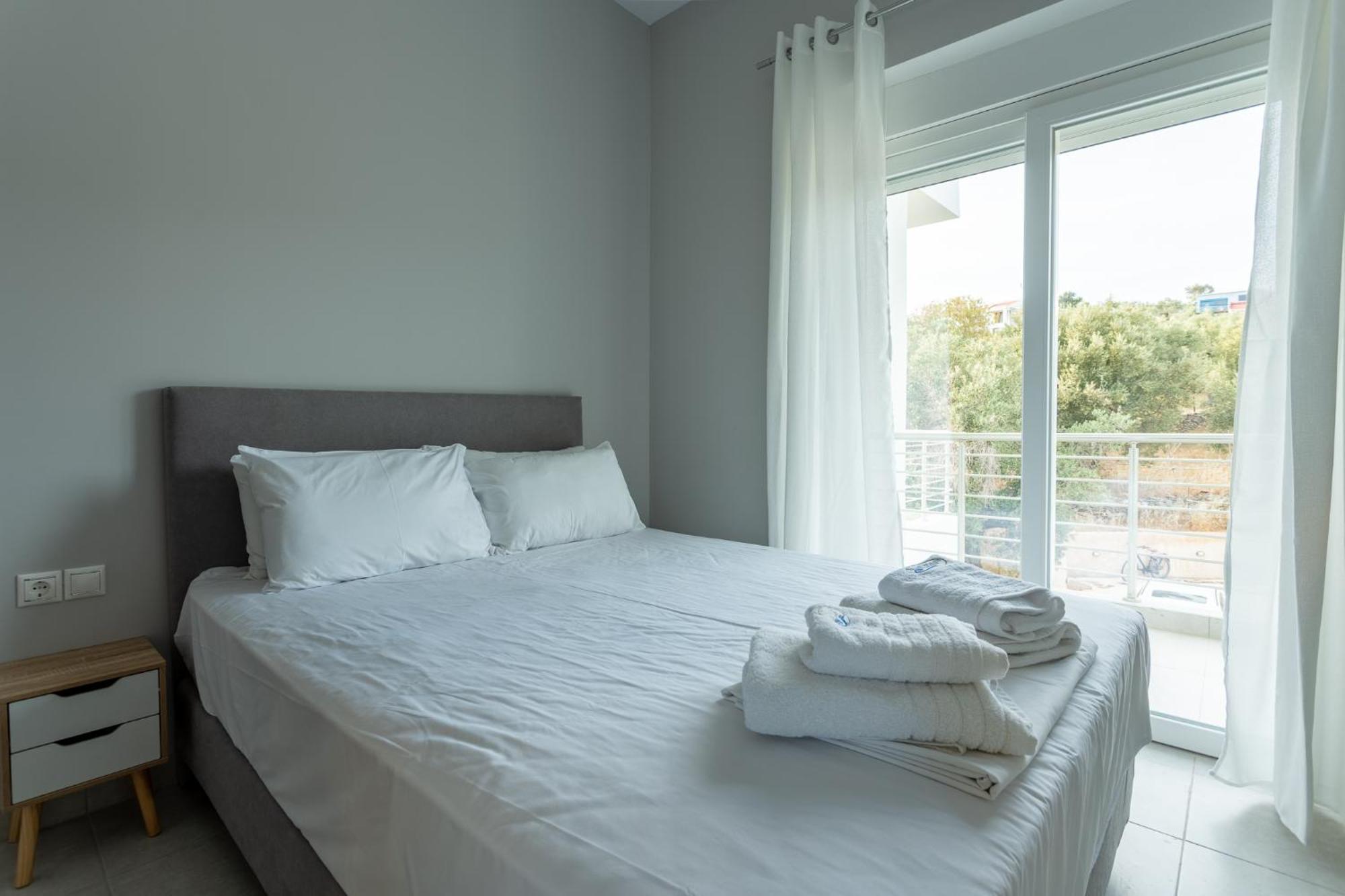 Blue Waves Luxury Suites By The Sea Plomari Exterior photo